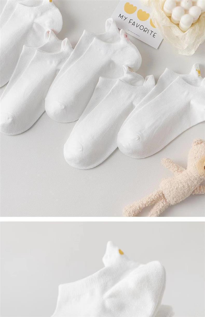 러블리 자수와 화이트 컬러의 조화