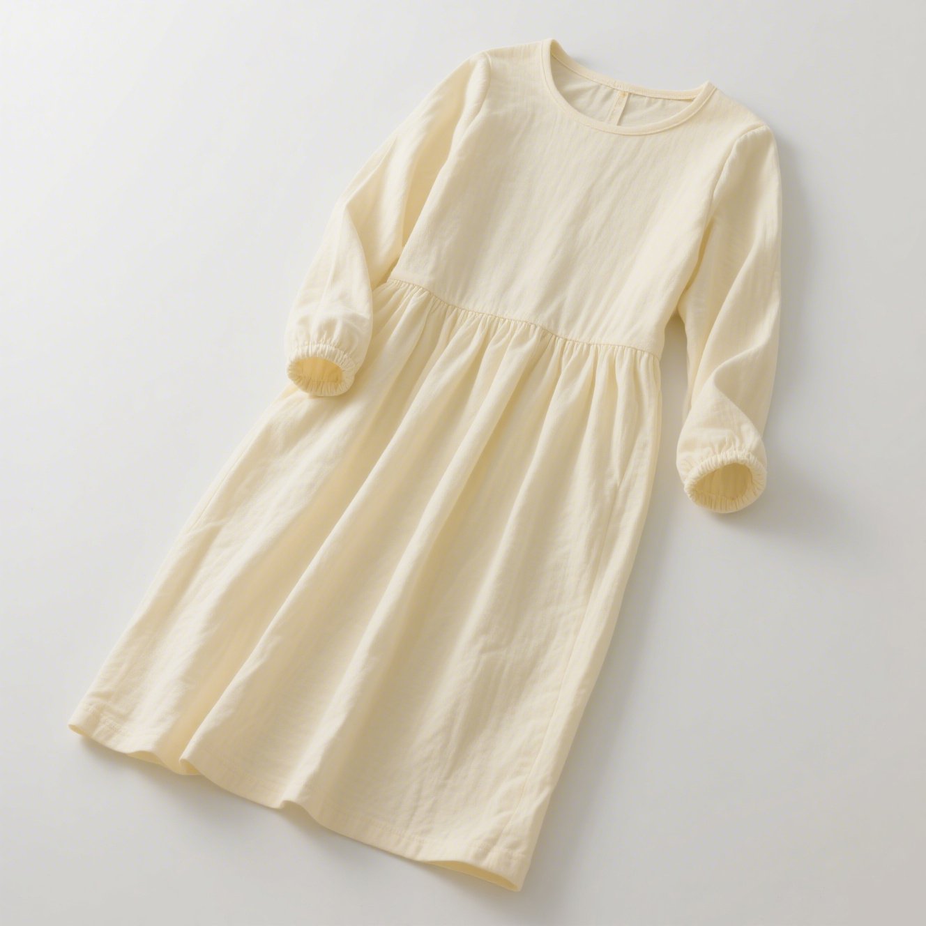 ベージュカラーのロングドレス