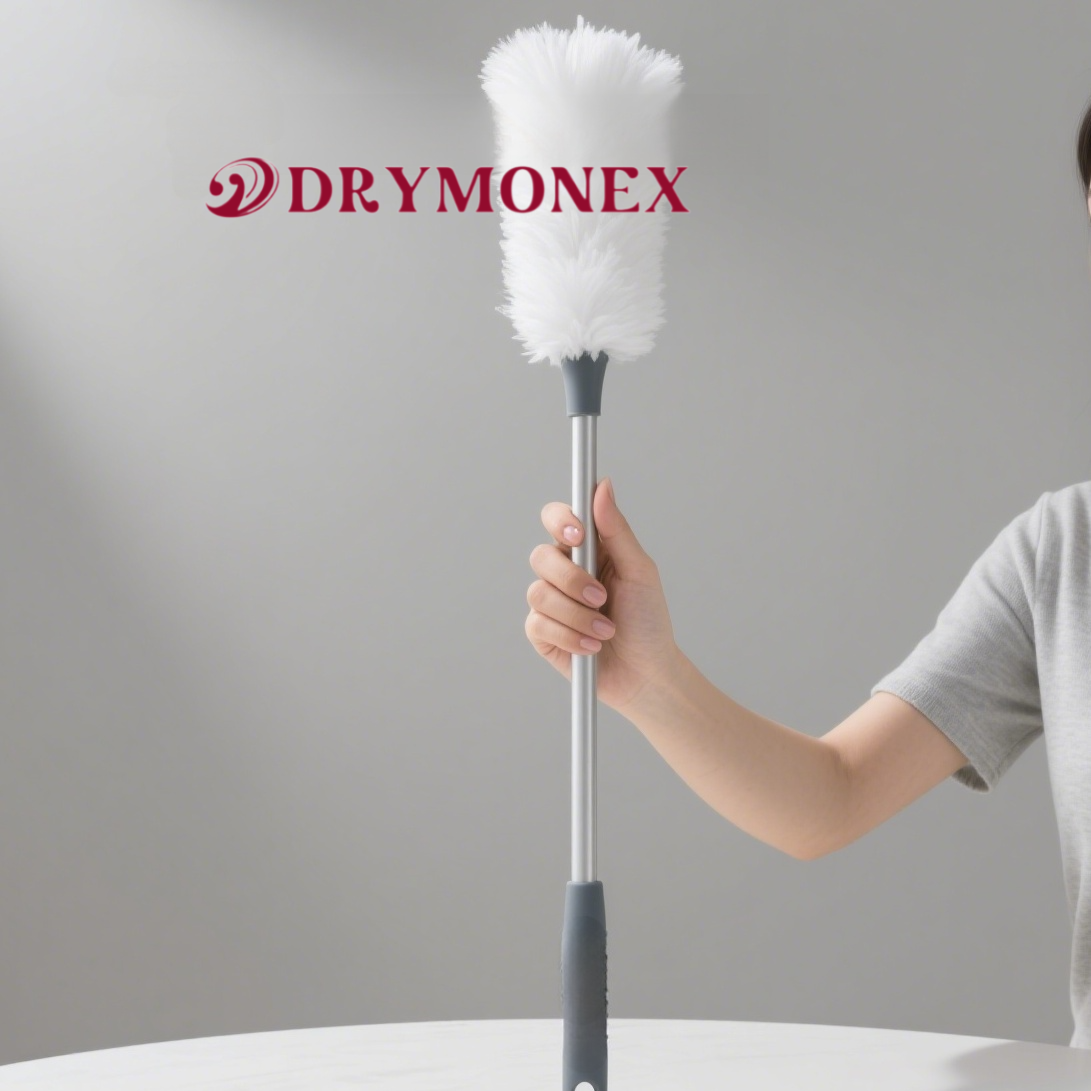 羽根ぼうきで家具のほこりを除去する様子