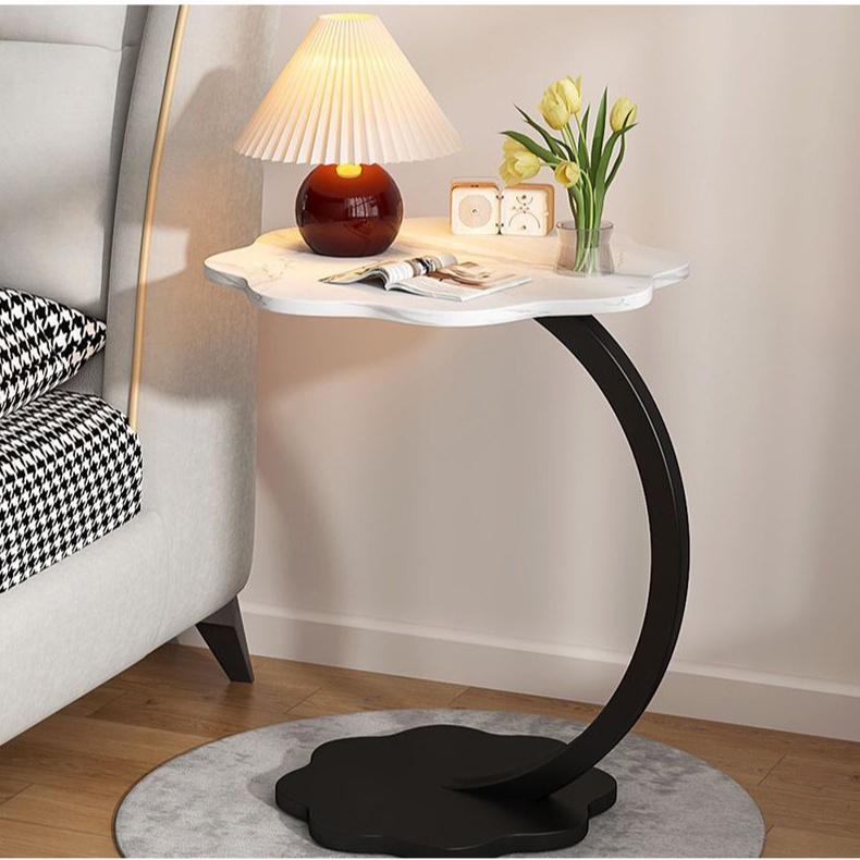 거실에서 작은 탁자를 이동할 수 있다