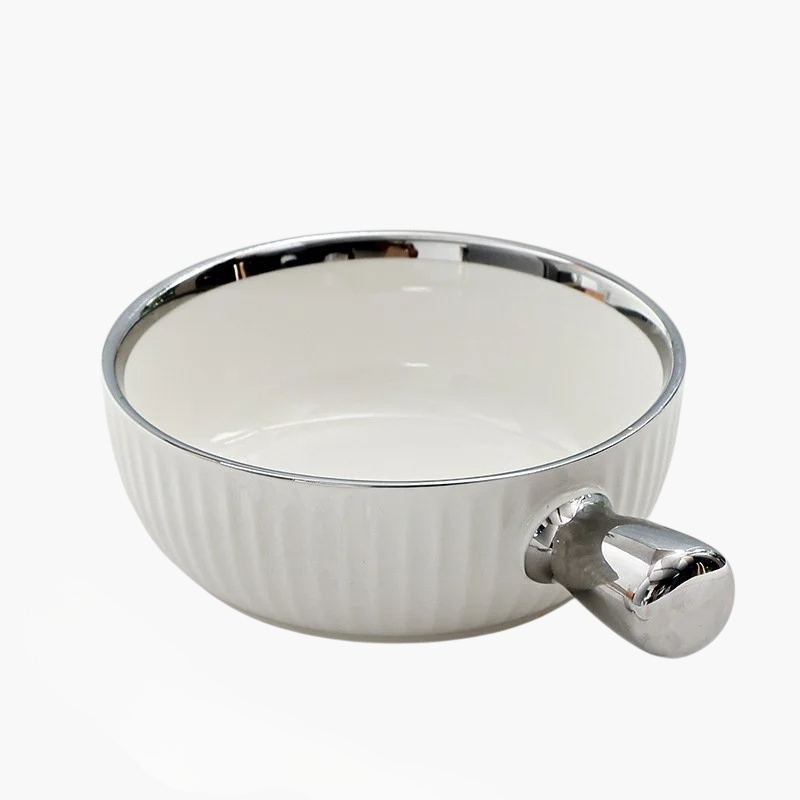 손잡이가 달린 도자기 그릇