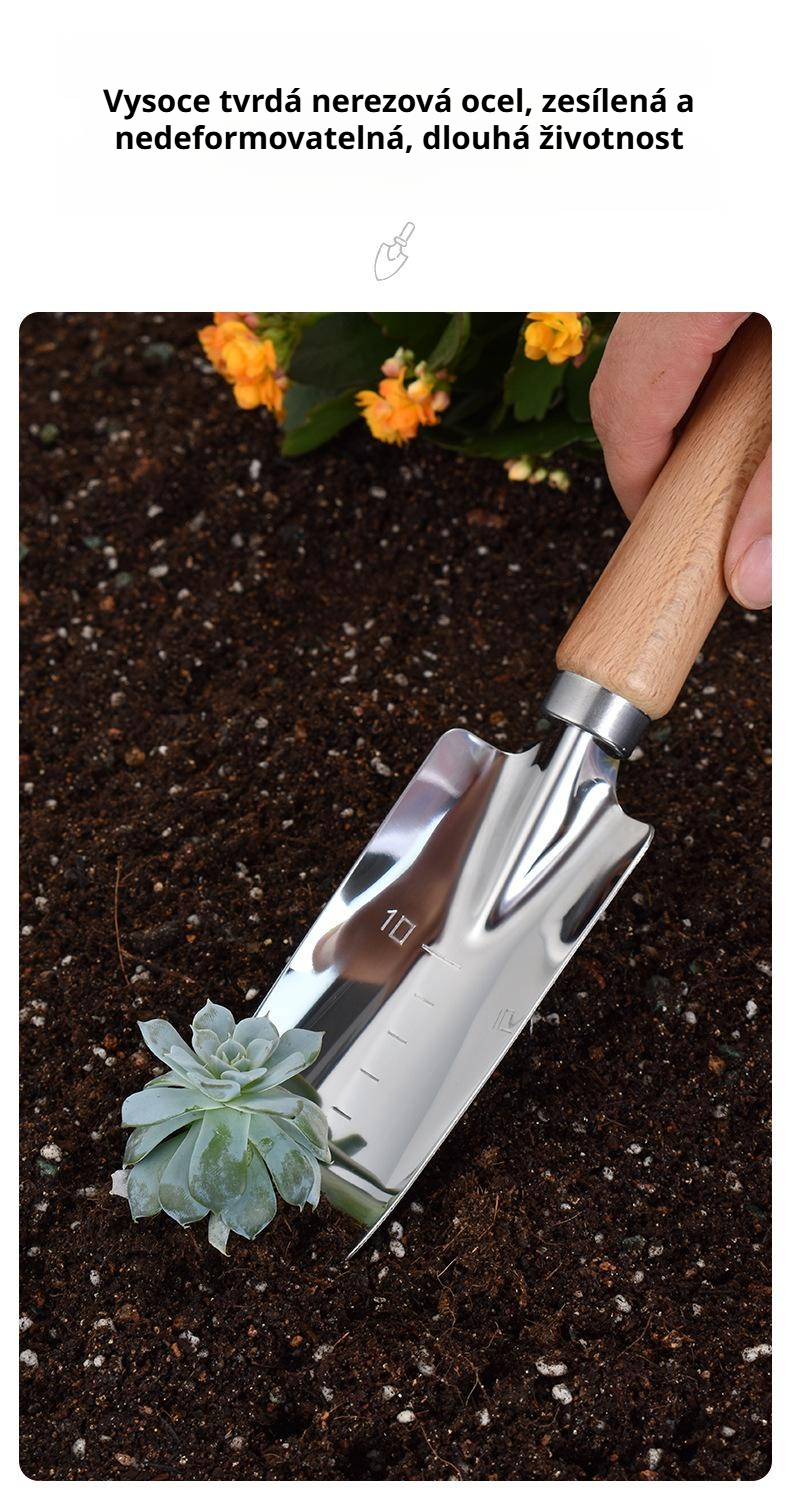 Sada tří zahradních lopatek na trávě