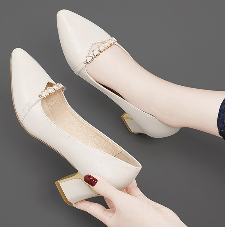 フレアヒールのパンプス