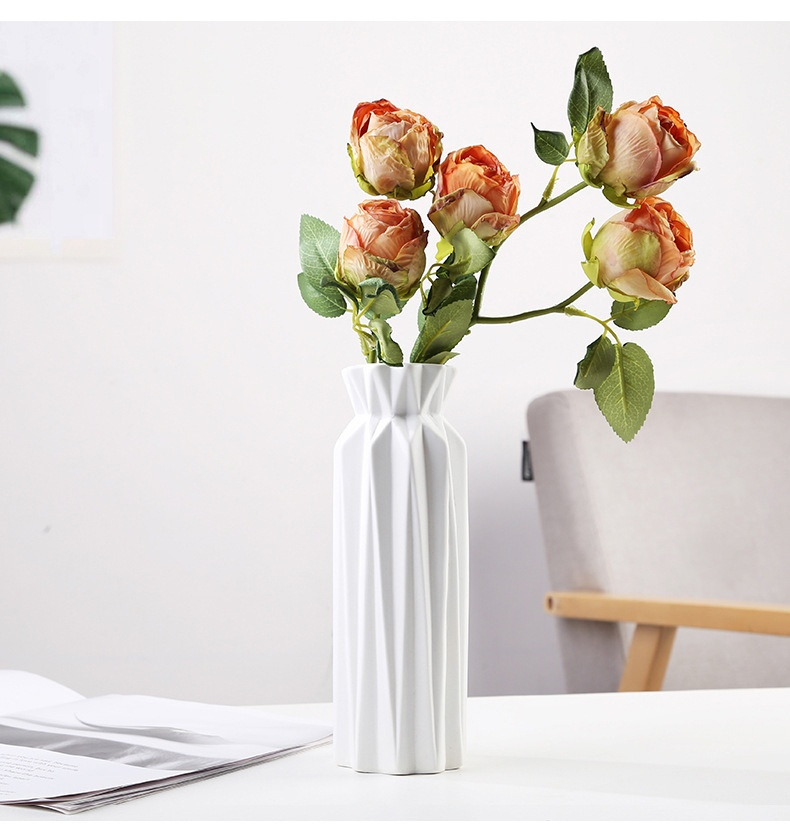 Detail keramické vázy v minimalistickém interiéru