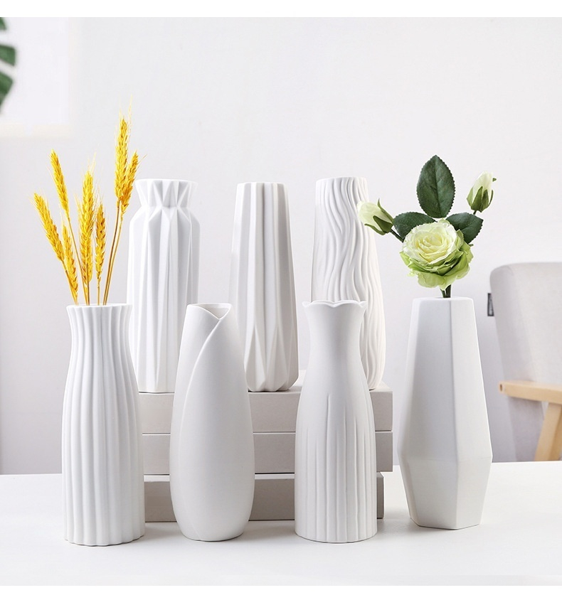 Jednoduchá moderní keramická váza na stole
