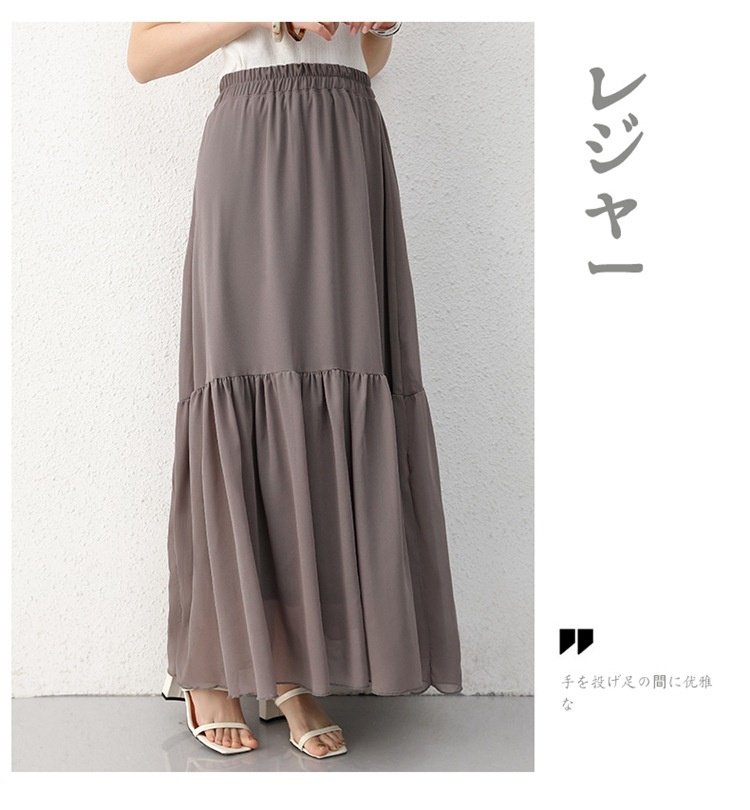 軽やかな素材感とスイング感をアピールするスカート