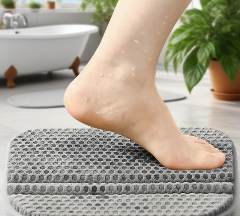 トイレ床に敷いた滑り止めマットの設置例