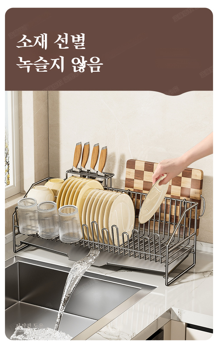 탁상 위에 놓인 다용도 수납 선반 사용 예시