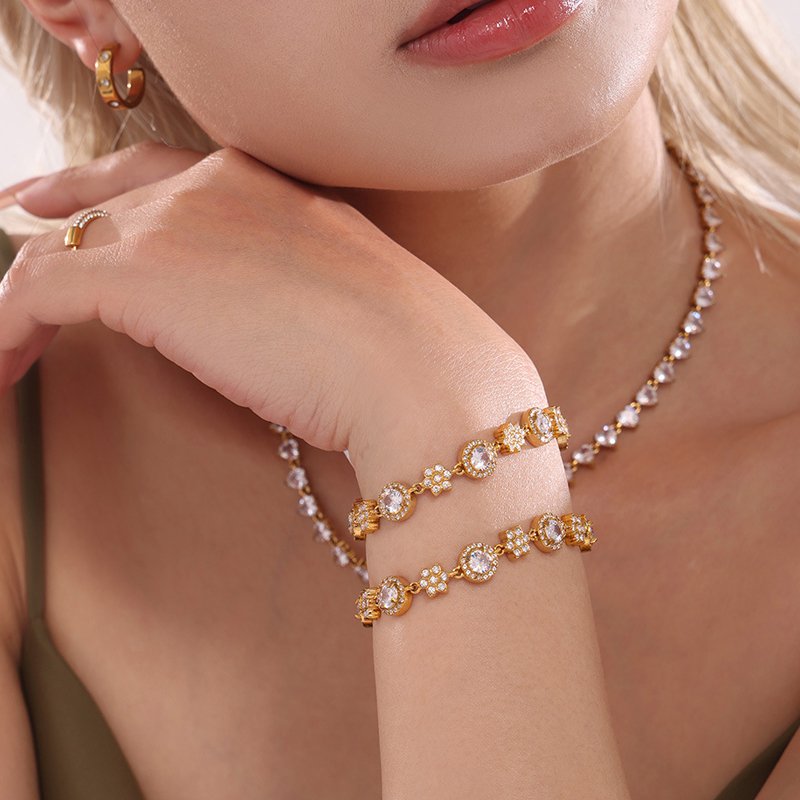 手の込んだデザインのブレスレット