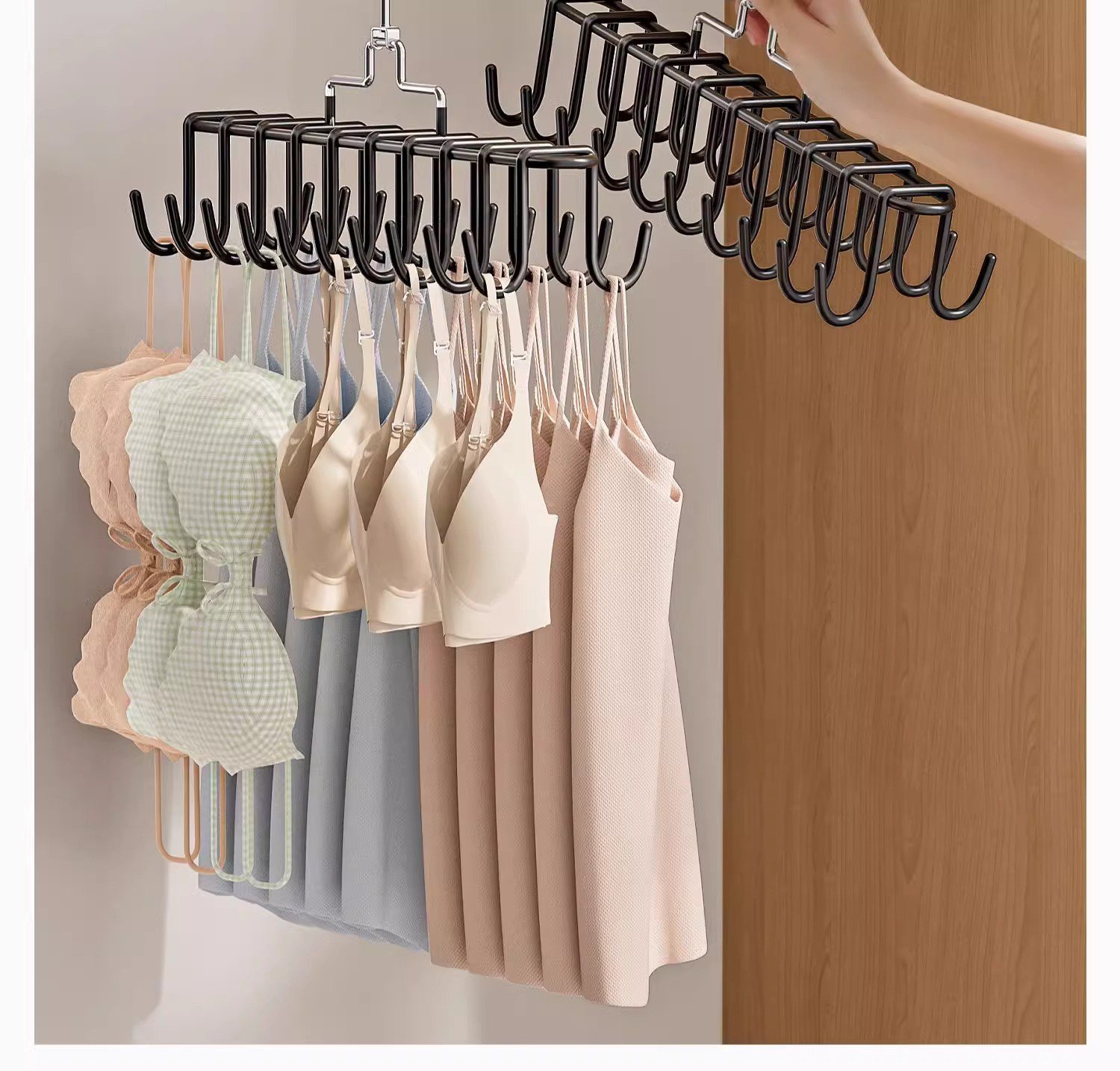 행거에 여러 옷을 걸어놓은 모습