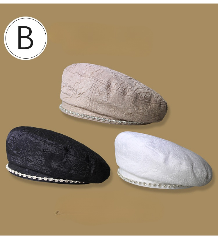 女性が着用するレース付きベレー帽