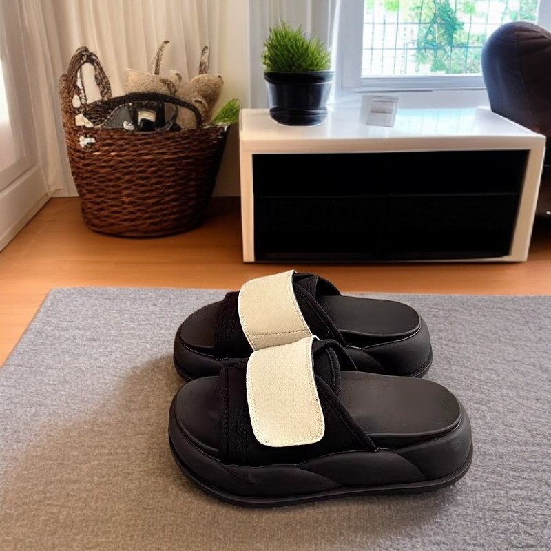 女性のための美しい厚底の身長アップサンダル、夏の屋外でのスカートとの着用に適しています、外出用の2025年の新しいスタイルのフレンチフラットスリッパ