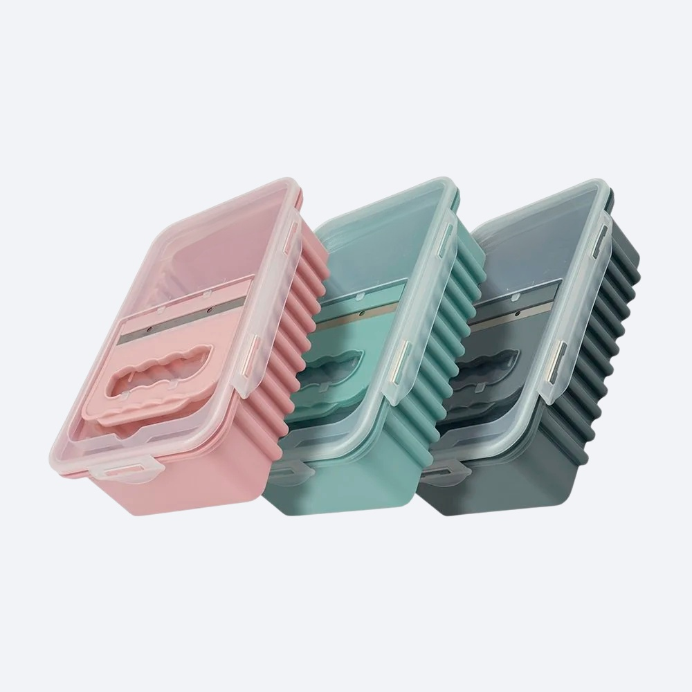 食品を小分けにして冷凍保存用ボックスに入れる