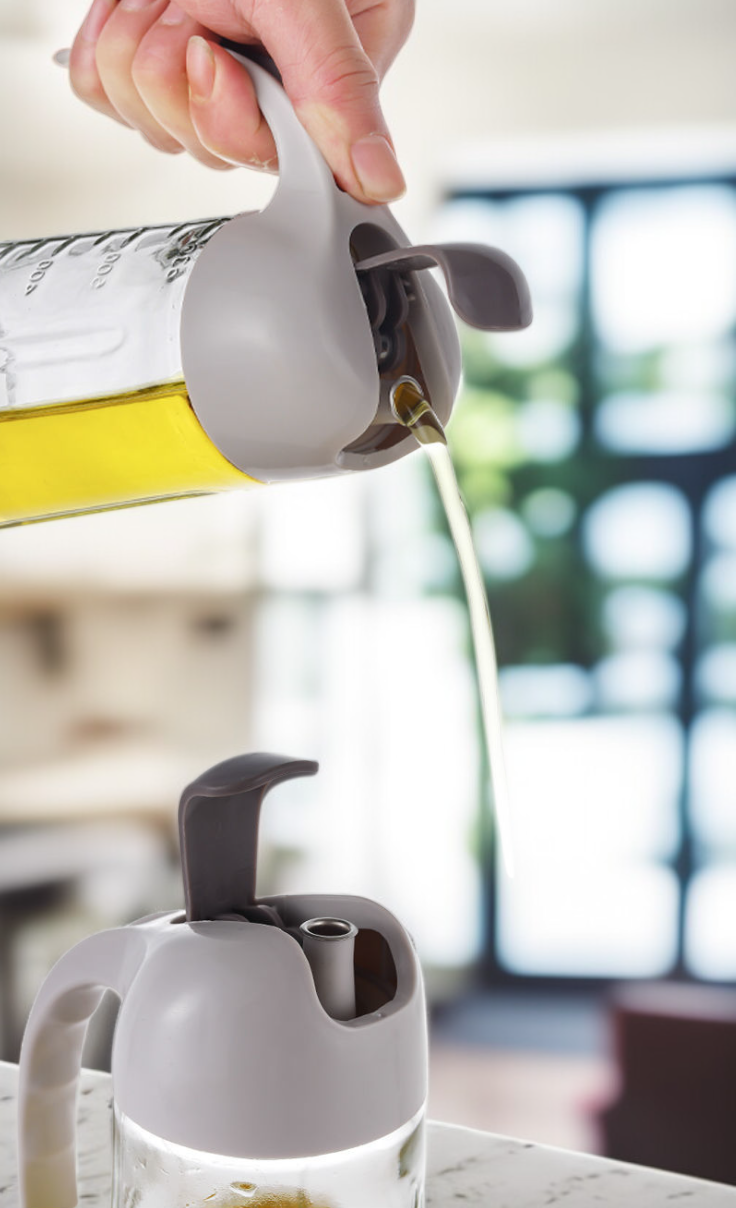 오일 스프레이 기능을 보여주는 오일병