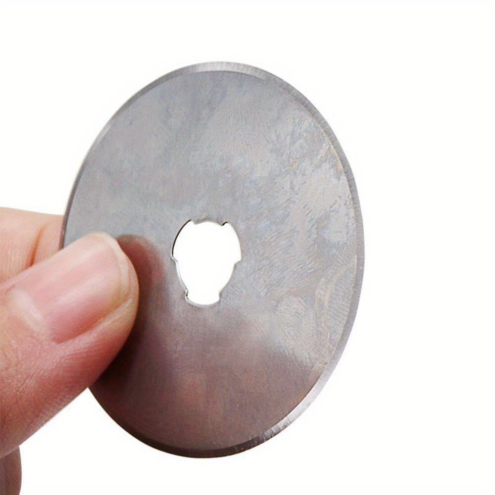 Kruhový řezák na šicí podložce