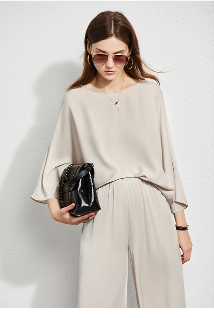 シルクブラウスの袖や襟元の上質な仕上げ