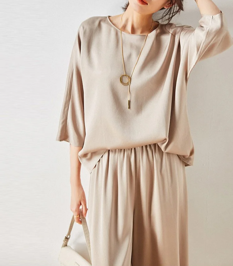 吸湿性に優れた快適なシルクブラウスのディテール