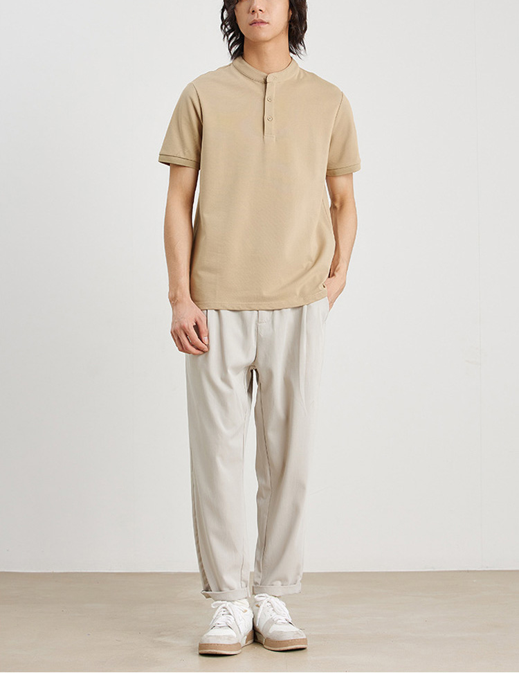 シンプルデザインのヘンリーネックTシャツ