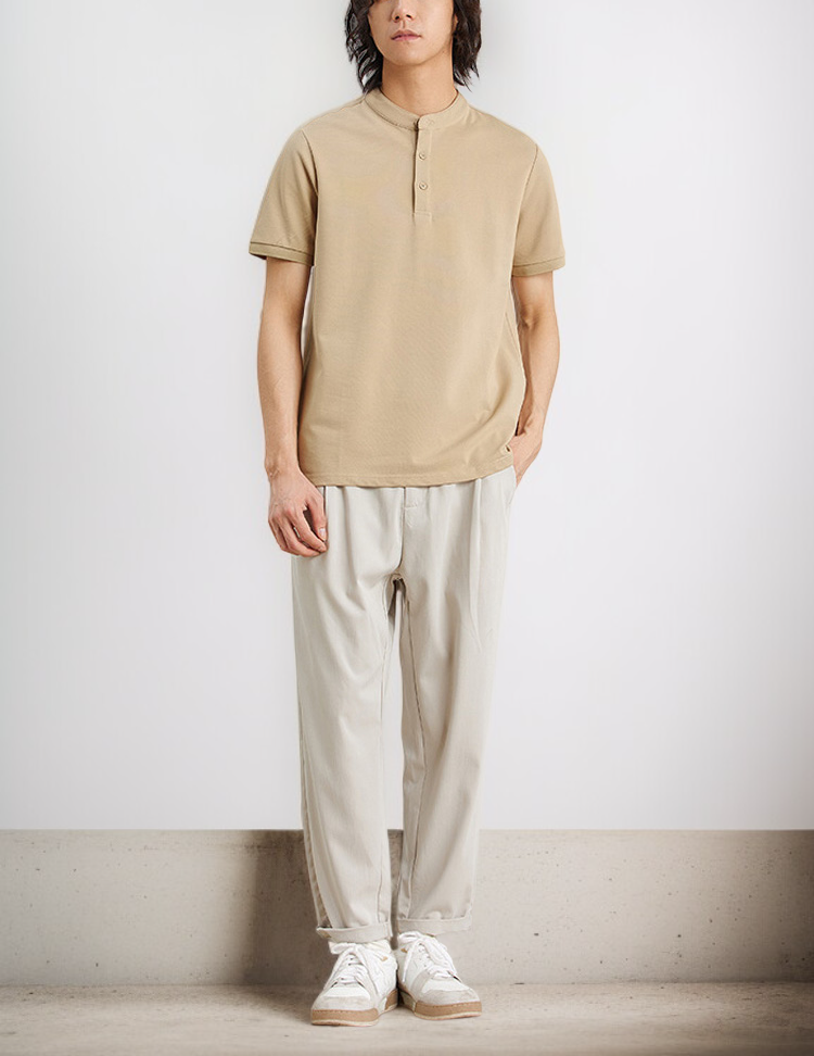 複数カラー展開のヘンリーネックTシャツ