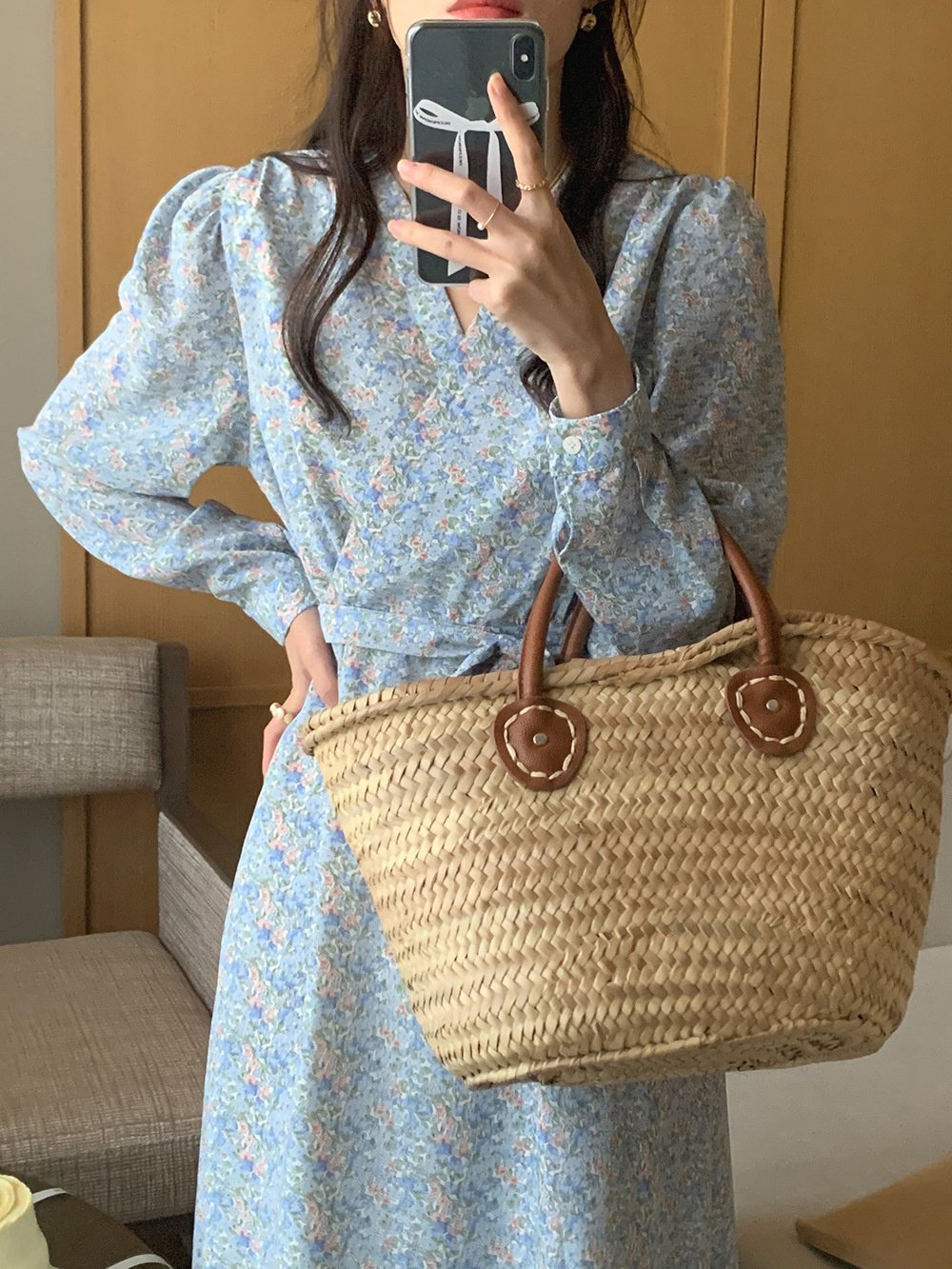 브이넥 디자인의 우아한 여성 원피스