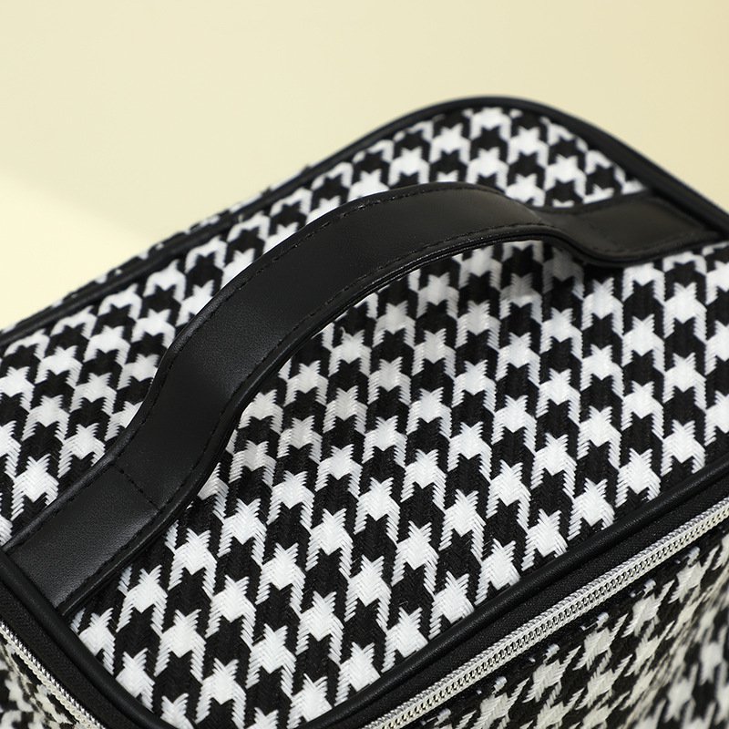 日常使いにも便利な大容量ポーチ