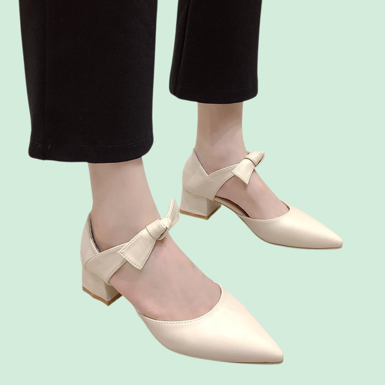 뾰족한 앞코와 빈틈이 있는 리본 장식 플랫 슈즈