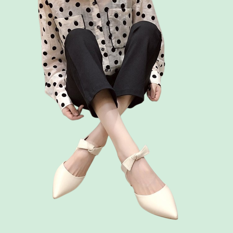 뾰족한 앞코와 빈틈이 있는 리본 장식 플랫 슈즈