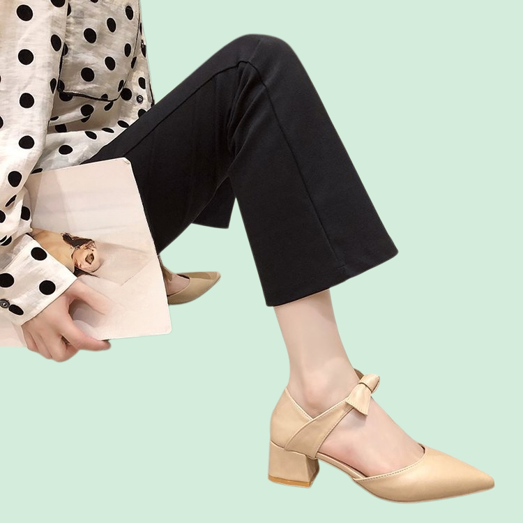 뾰족한 앞코와 빈틈이 있는 리본 장식 플랫 슈즈