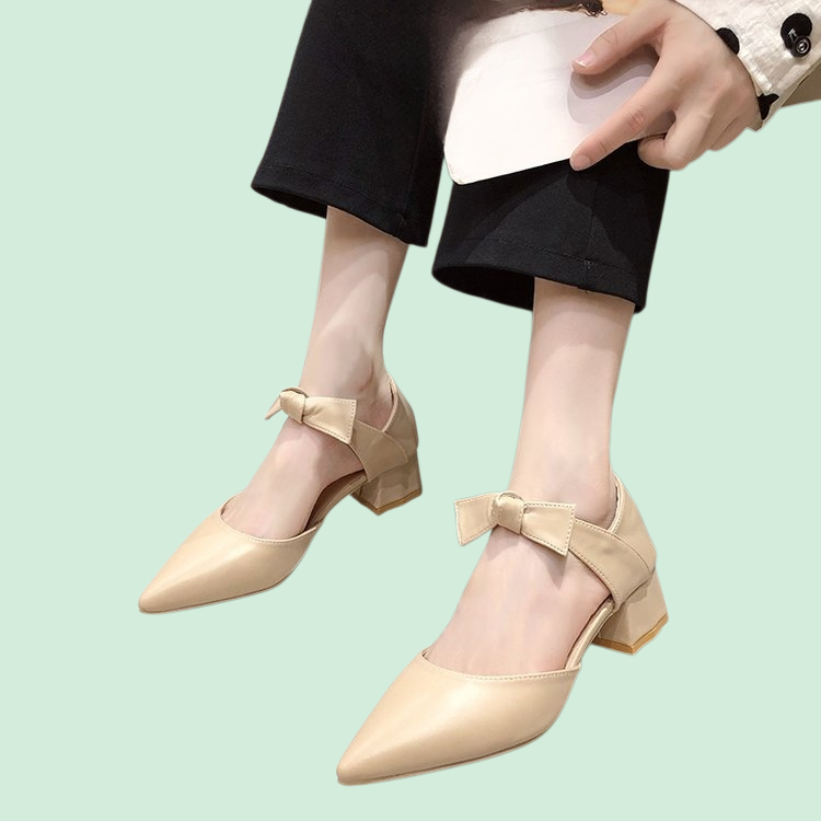 뾰족한 앞코와 빈틈이 있는 리본 장식 플랫 슈즈