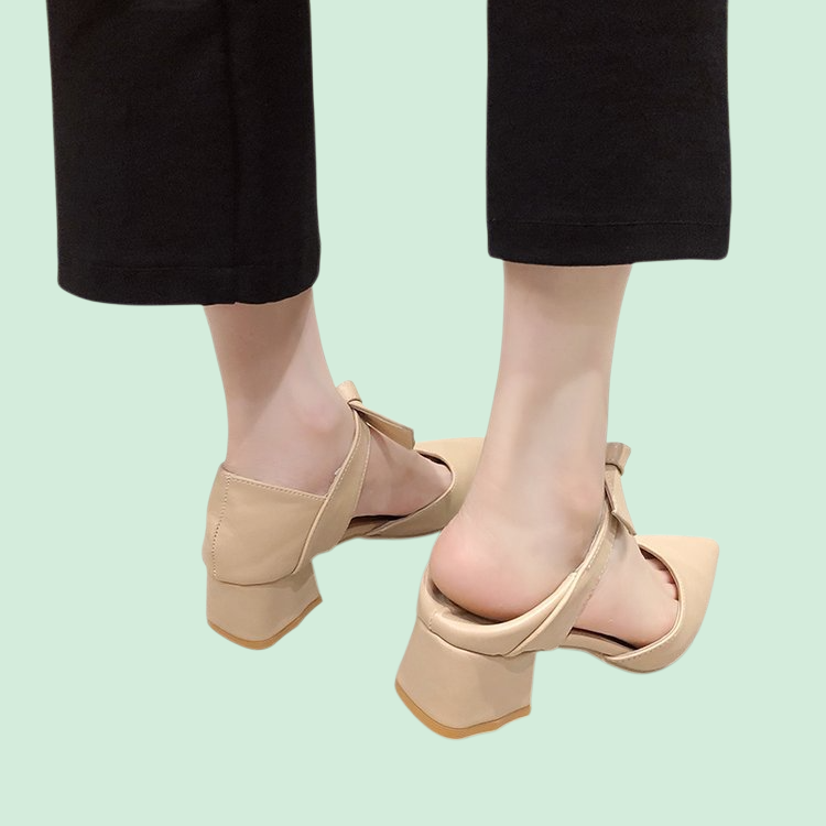 뾰족한 앞코와 빈틈이 있는 리본 장식 플랫 슈즈