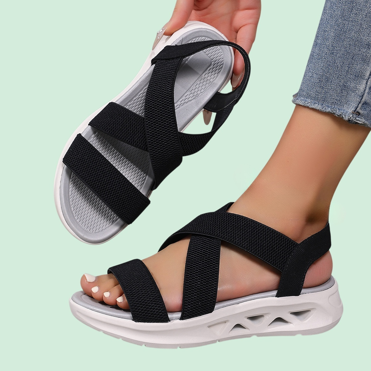 صنادل صيفية بألوان متعددة ونعل سميك