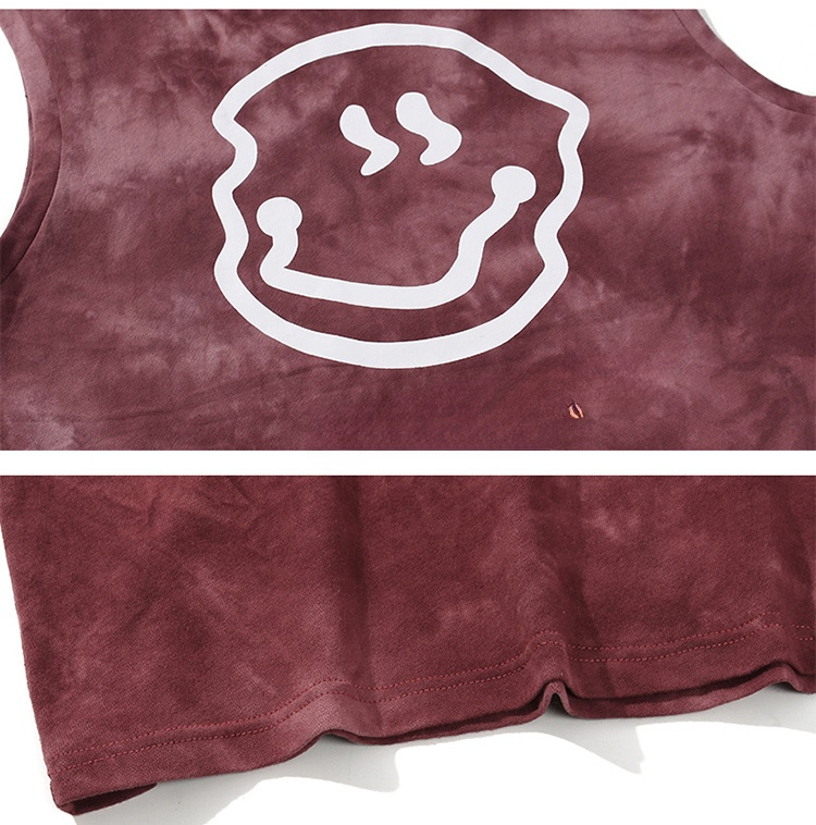 男性モデルが着用する夏用タンクトップ