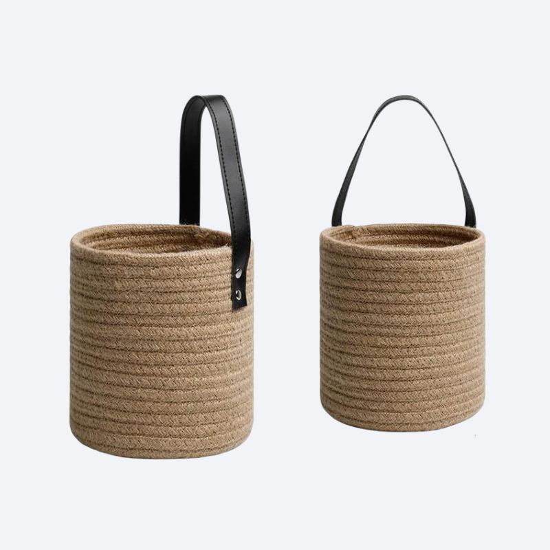 وعاء زهور معلق على الحائط