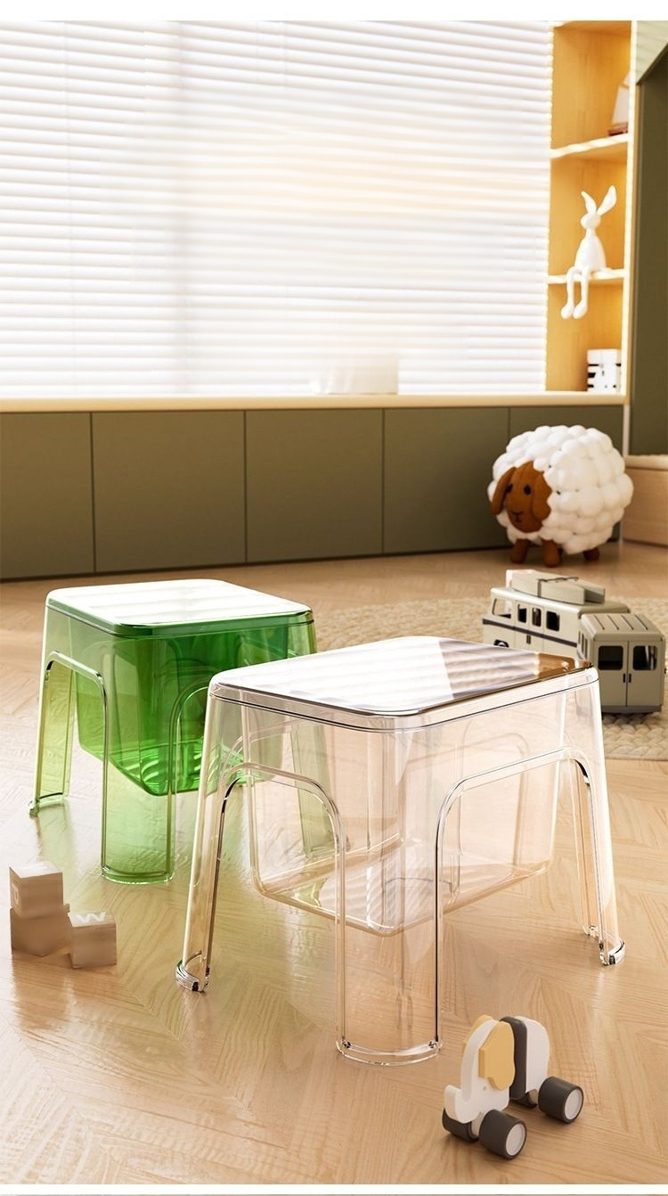 Przezroczysty stołek z przechowywaniem w nowoczesnym salonie