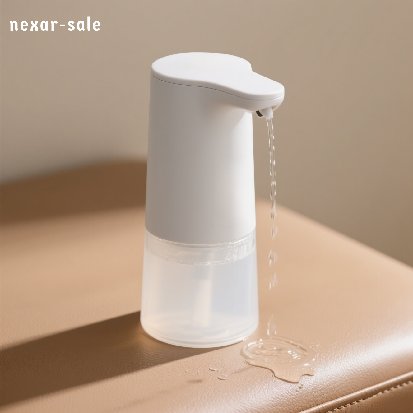 Intelligenter Sensor-Seifenspender im modernen Badezimmer