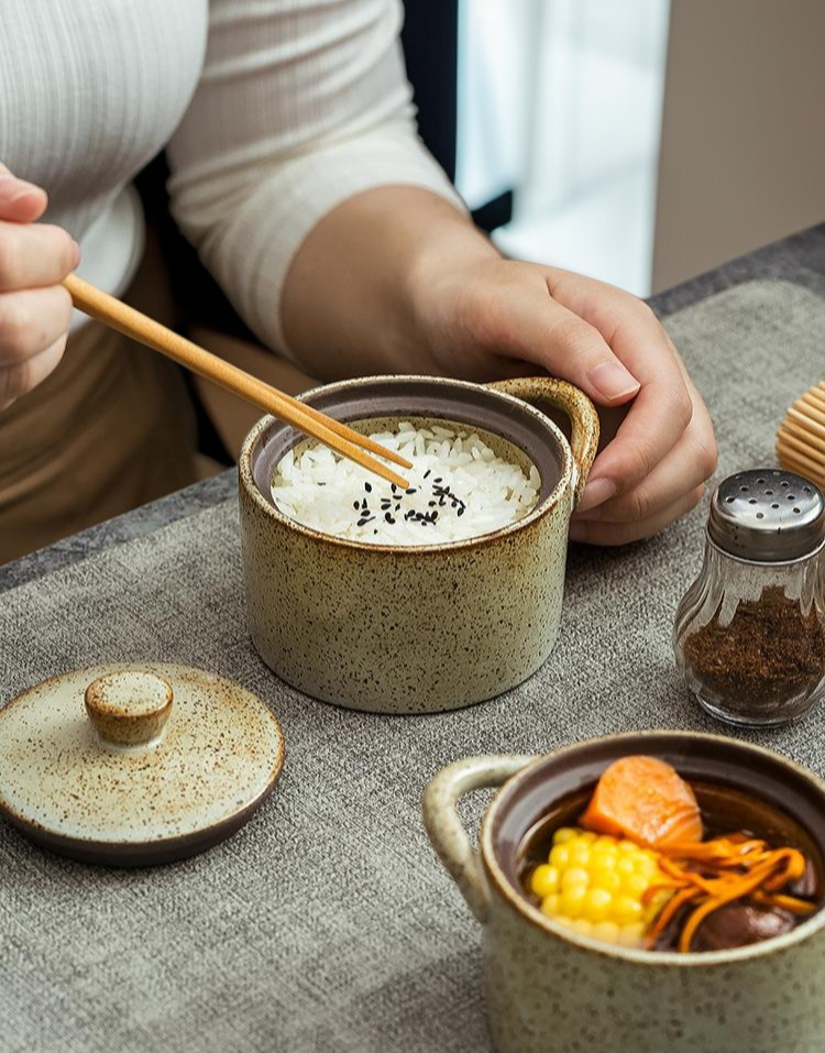 음식이 담긴 도자기 스튜 냄비