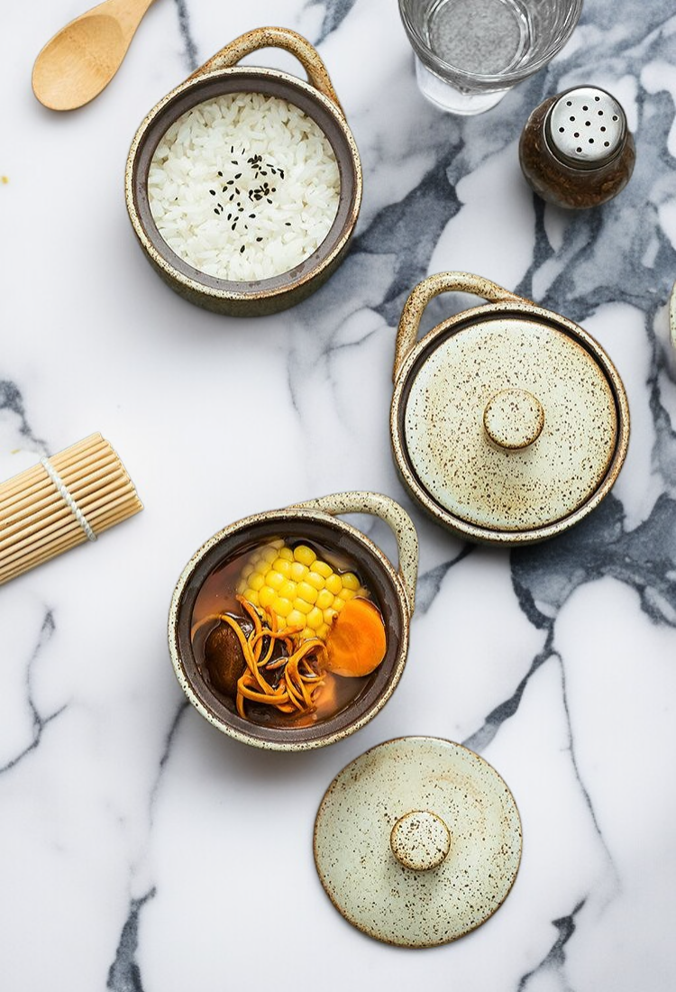 뚜껑이 닫힌 도자기 스튜 냄비 모습