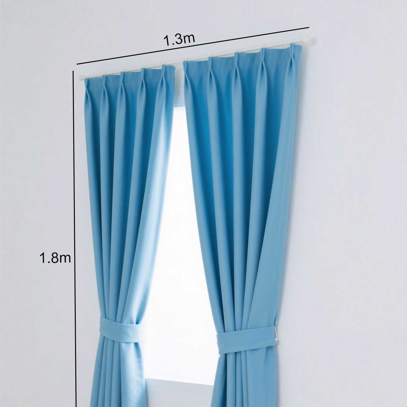 Závěsy s funkcí zatemnění v moderním obývacím pokoji