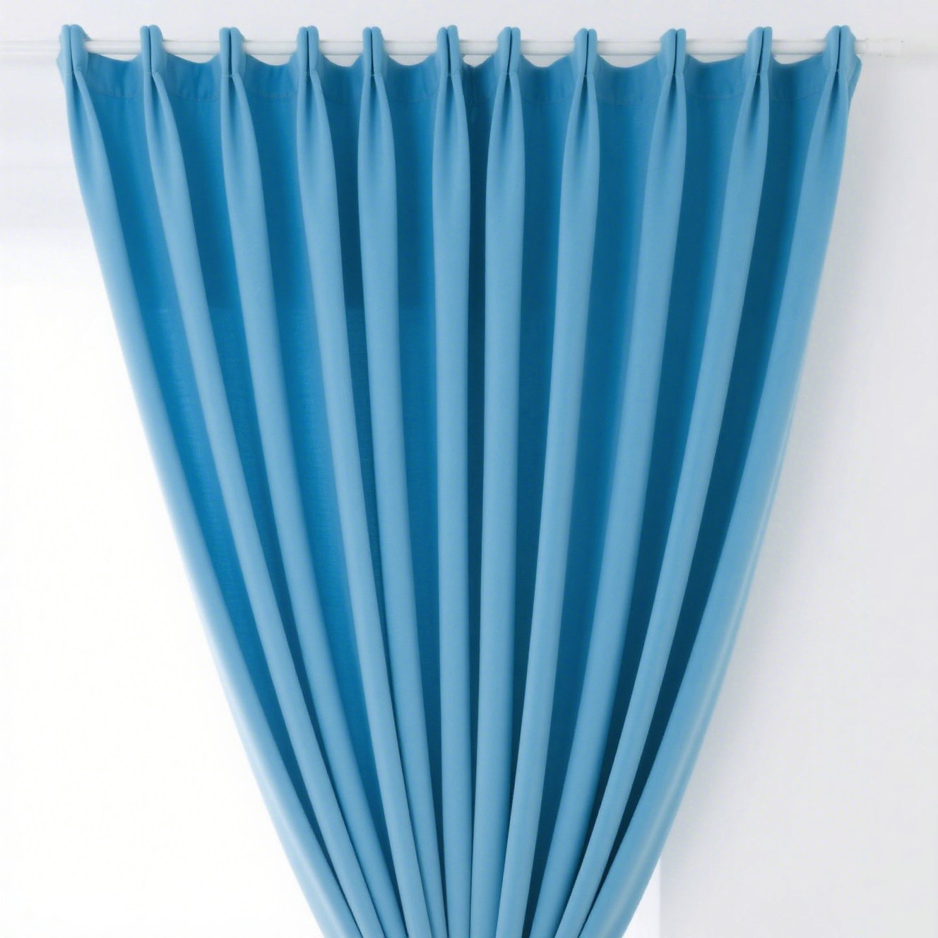 Světle modré závěsy s funkcí zatemnění na okně