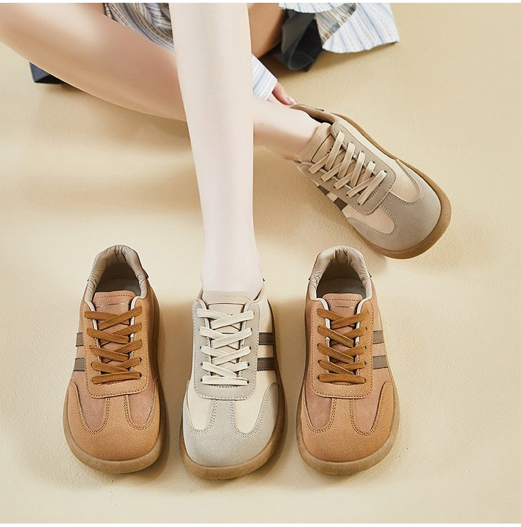 스타일리시한 화이트 운동화