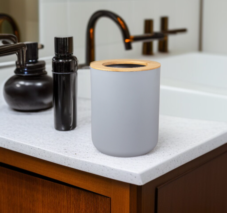 세면도구를 정리한 대나무 욕실 세트