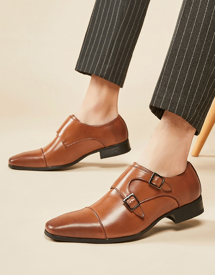 金属バックル付き紳士靴