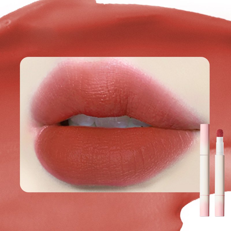 Měkká matná rtěnka se snadno nešpiní od košíčků a nevybledne