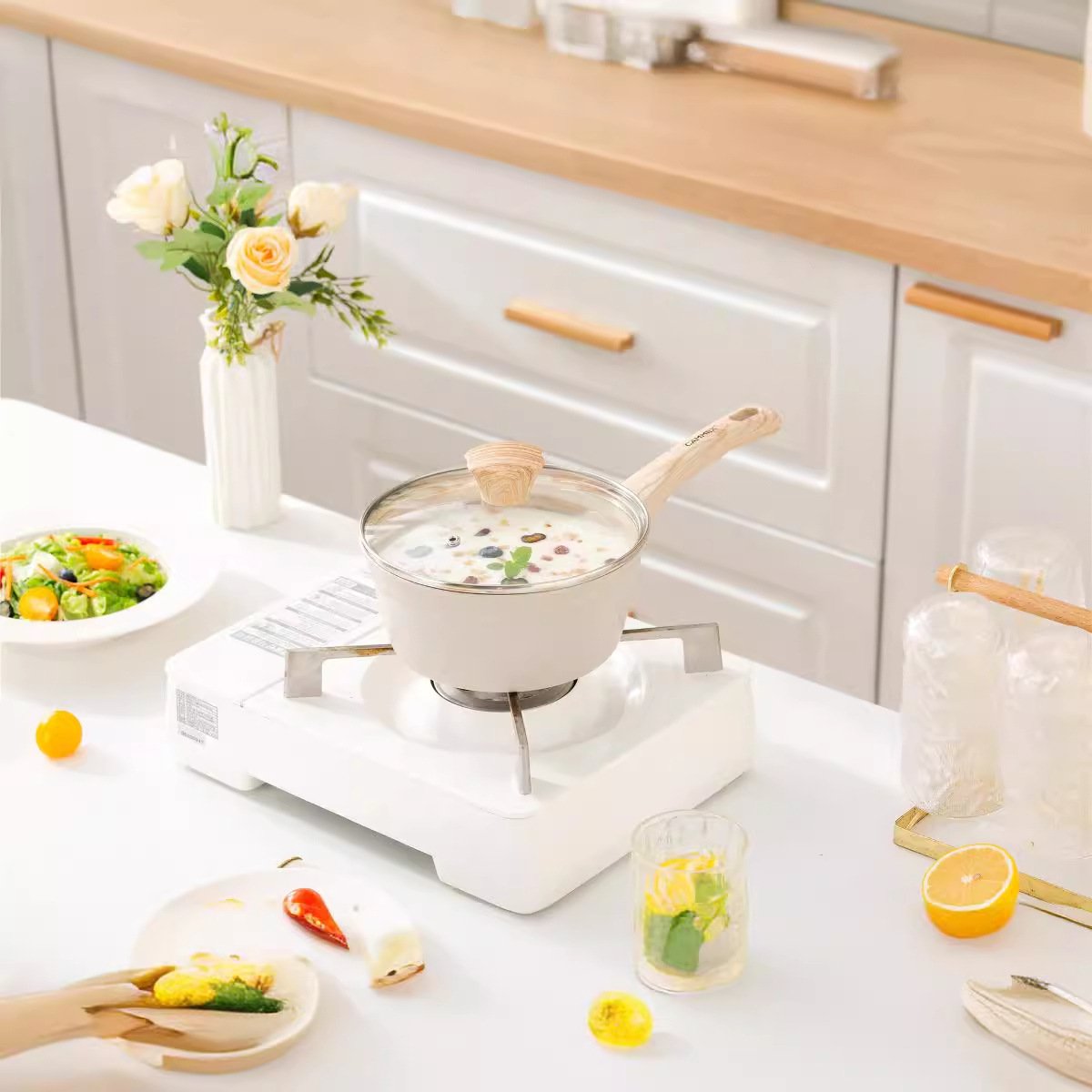 Pánev s nepřilnavým povrchem a poklicí pro domácnost