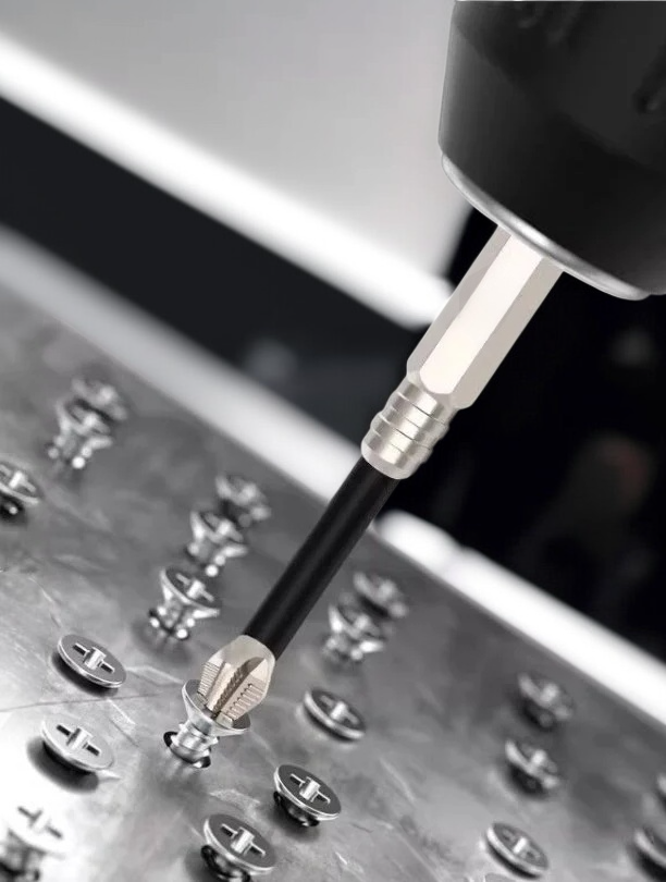 전동공구와 함께 사용되는 강자성 십자비트