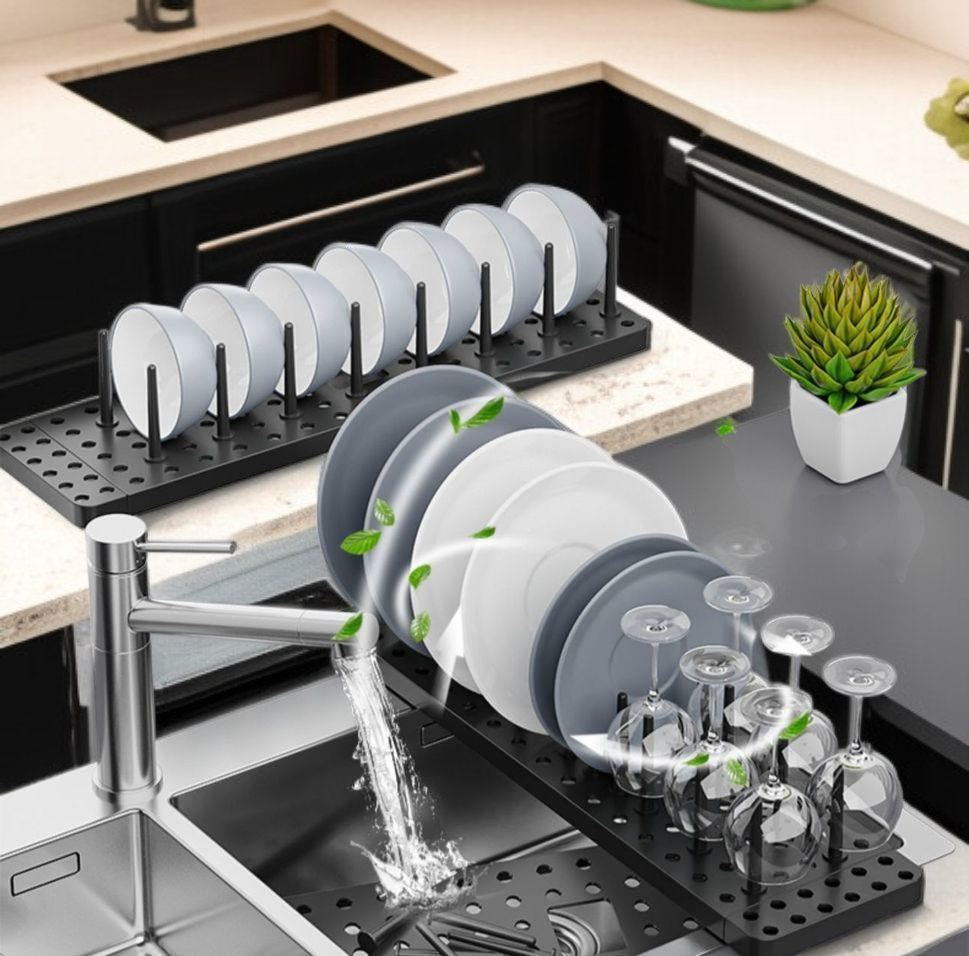 다양한 크기의 그릇을 수납한 캐비닛 선반