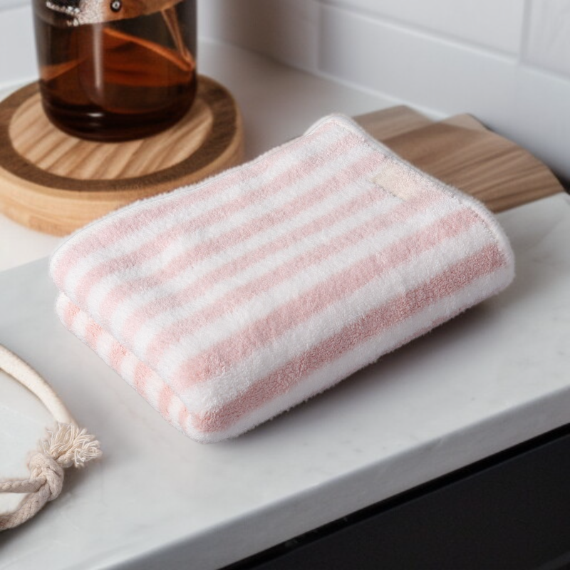 Korallenfleece-gestreiftes Handtuch