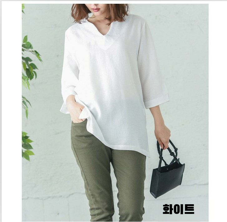 심플하고 모던한 브이넥 탑 스타일링