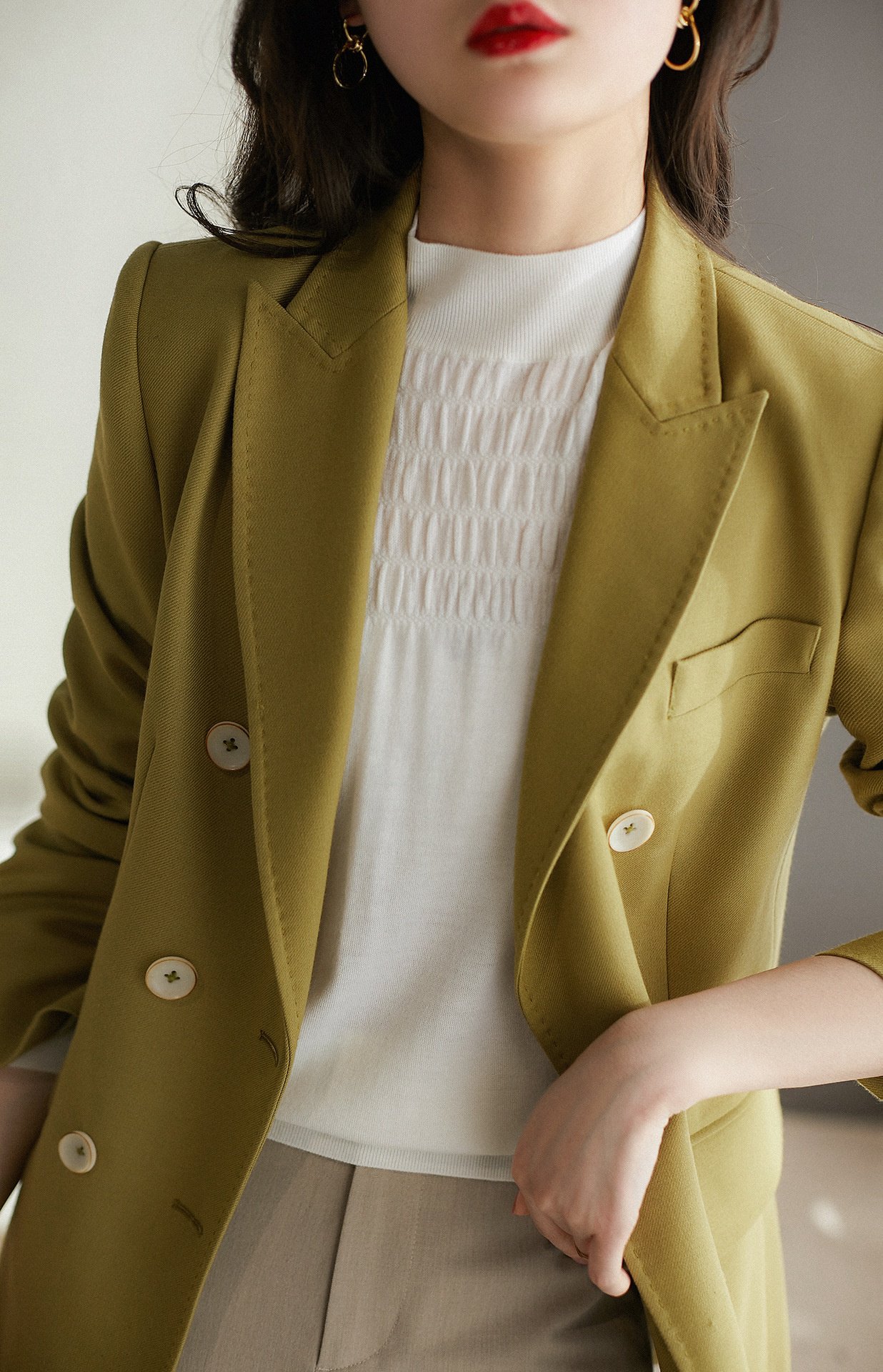 엘레강스 스타일 여자 이너 니트 디테일