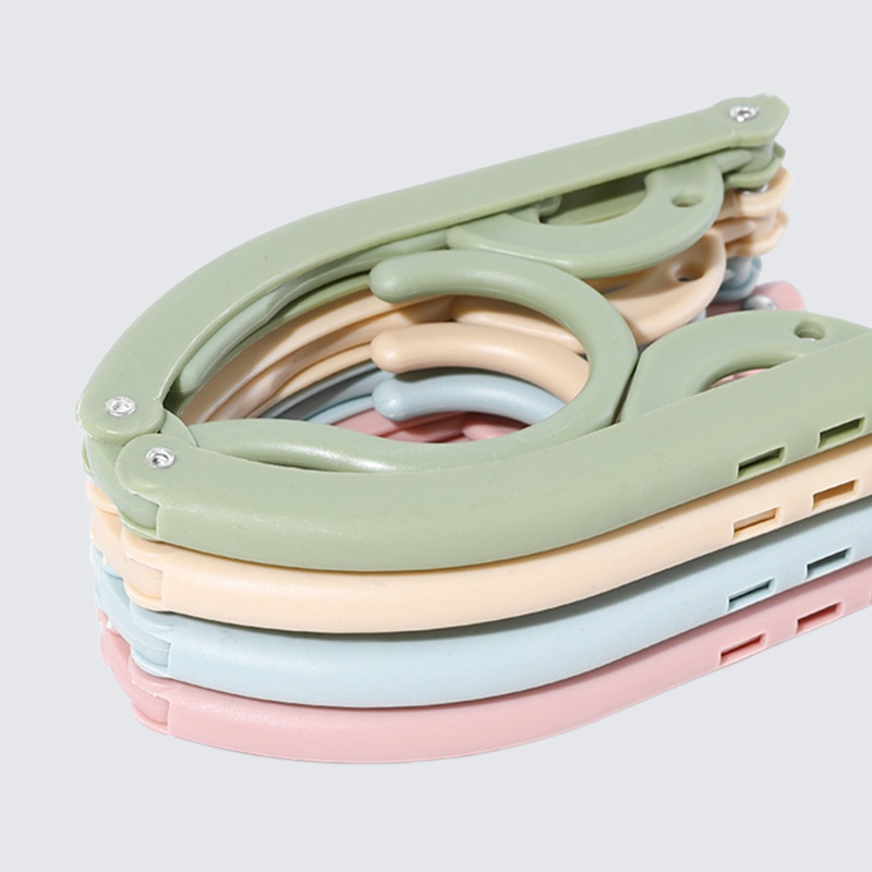 軽量でコンパクトな折りたたみハンガー